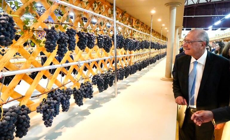 O presidente em exercício e ministro da Indústria