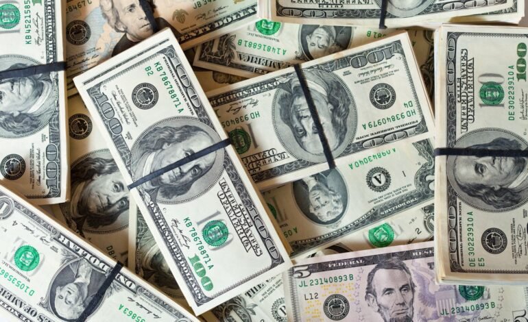 Entenda o que faz o preço do dólar