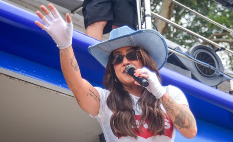 A cantora Lauana Prado anunciou o sexo do bebê que