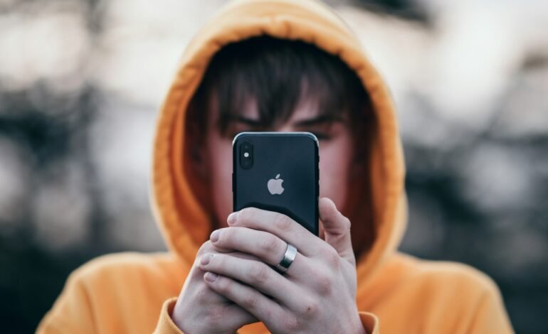 Adolescente utilizando o telefone celular Liam Shaw/Unsplash