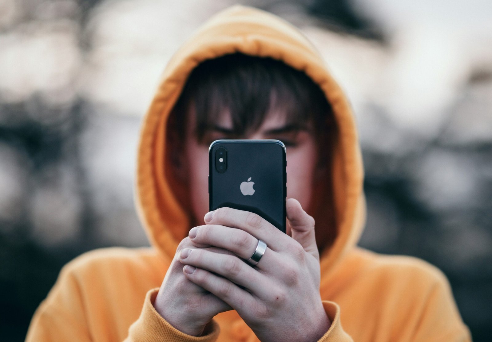 Adolescente utilizando o telefone celular Liam Shaw/Unsplash