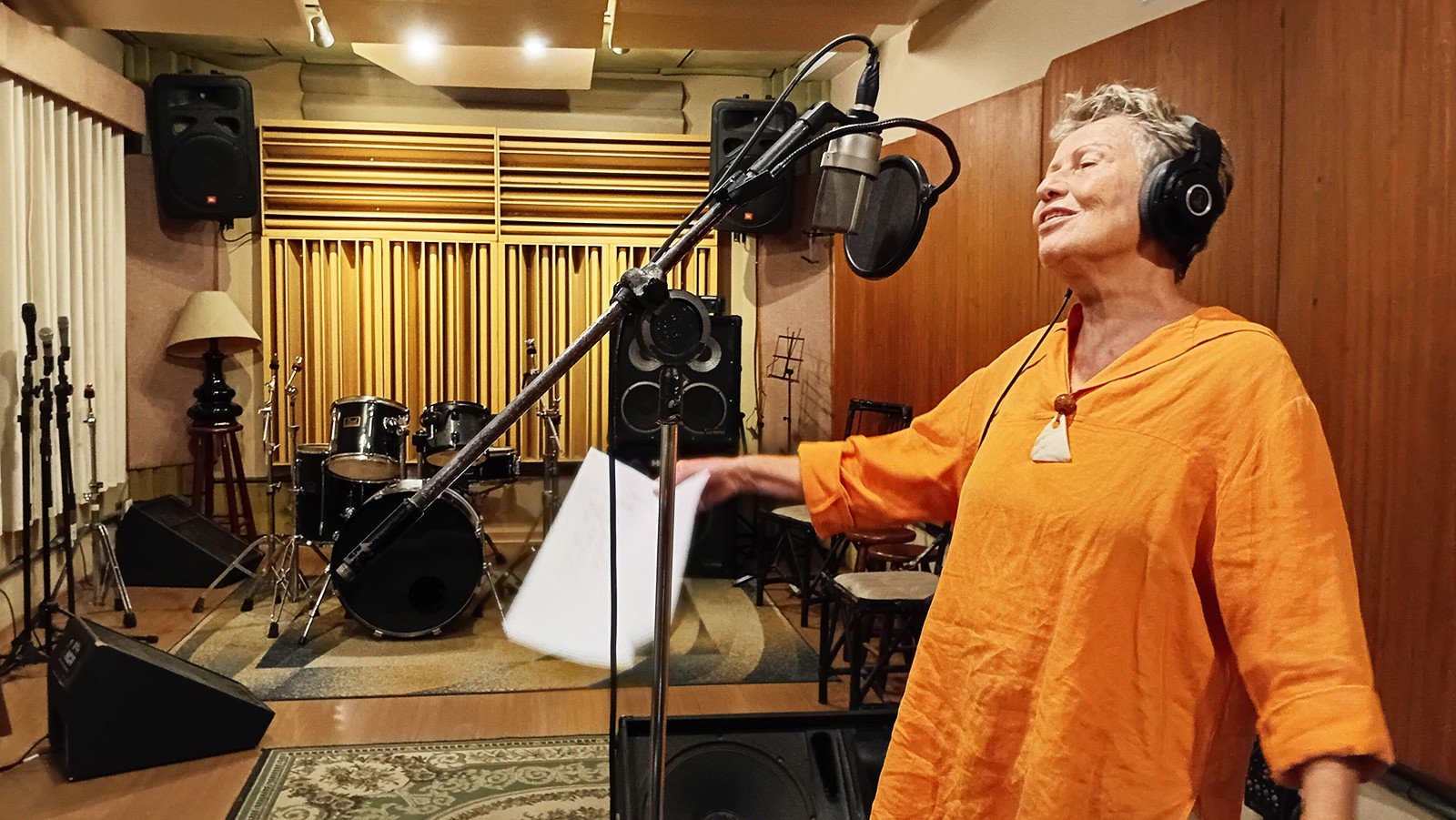 A cantora e compositora Lucina iniciou a gravação