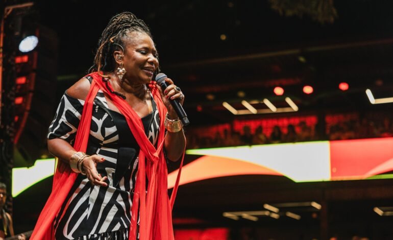 Margareth Menezes abriu as comemorações dos 25 anos do álbum