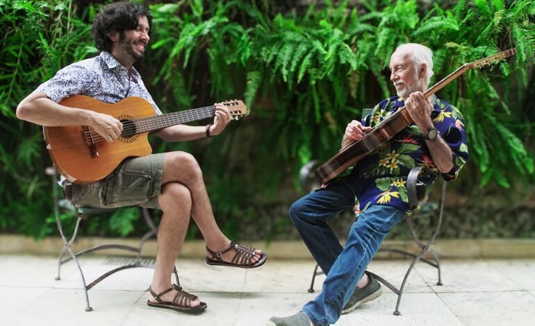O violonista Roberto Menescal e o músico Muca