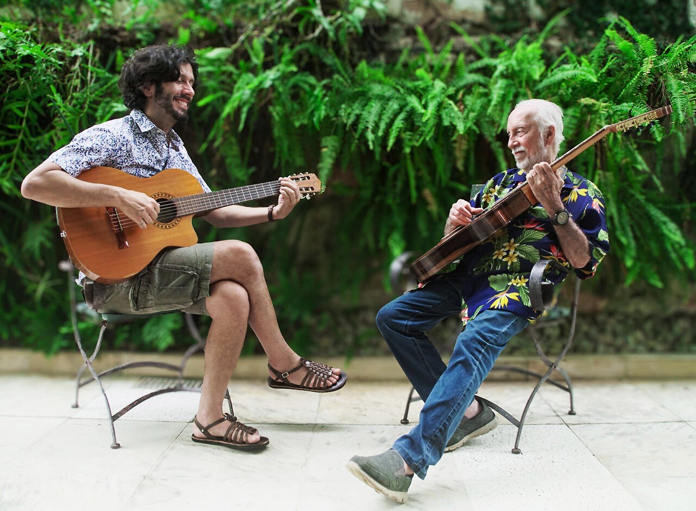 O violonista Roberto Menescal e o músico Muca