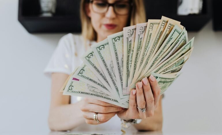 Entenda o que faz o preço do dólar