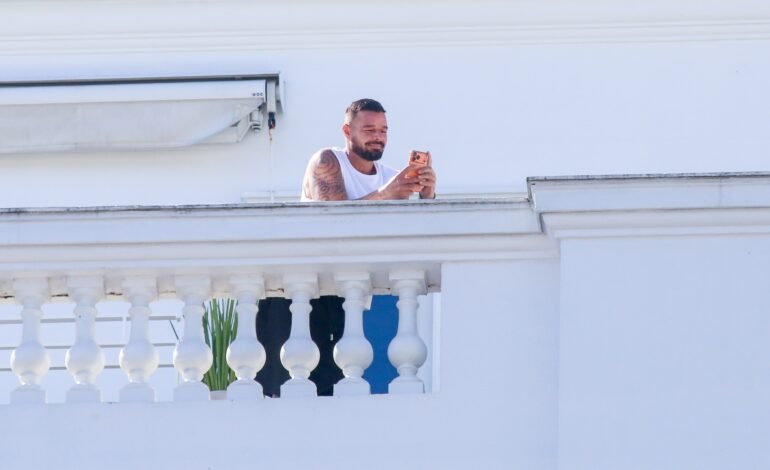 O cantor porto-riquenho Ricky Martin apareceu na sacada