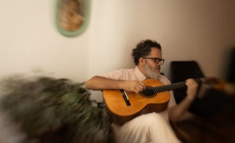 O cantor e compositor Romulo Fróes lançou nesta