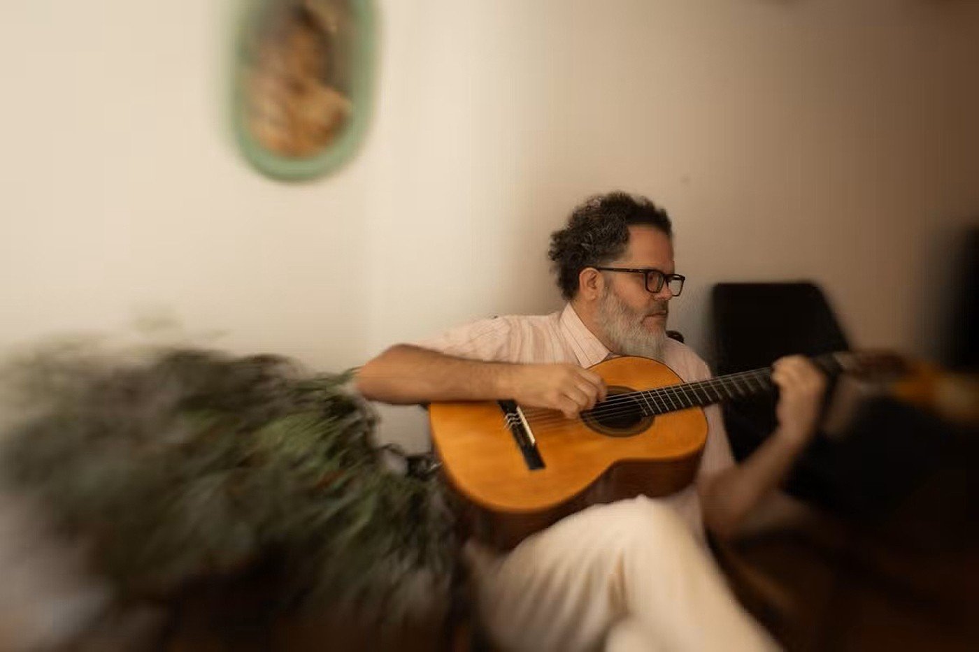 O cantor e compositor Romulo Fróes lançou nesta