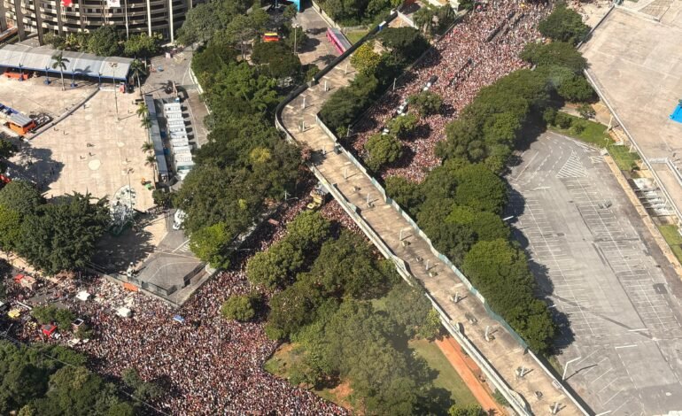Marina Sena canta para multidão durante carnaval na