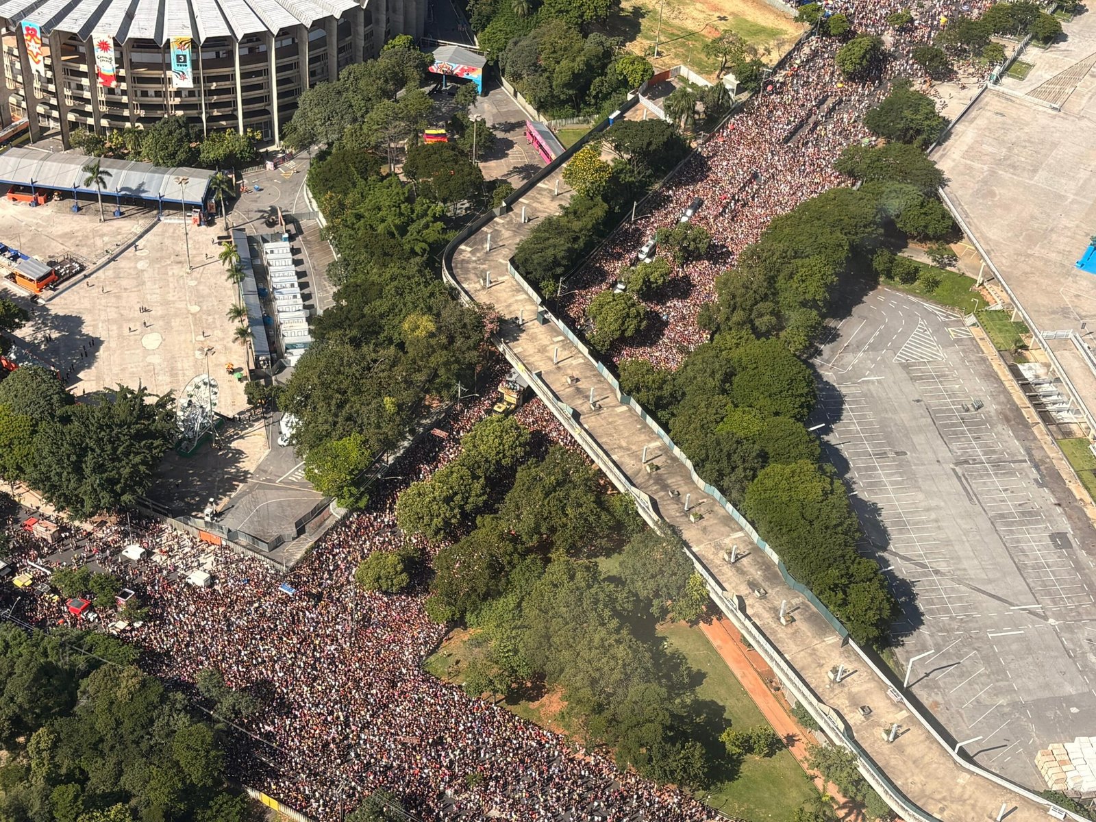 Marina Sena canta para multidão durante carnaval na