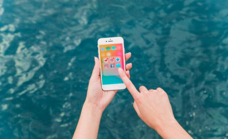 Celulares resistentes à água podem perder essa proteção com