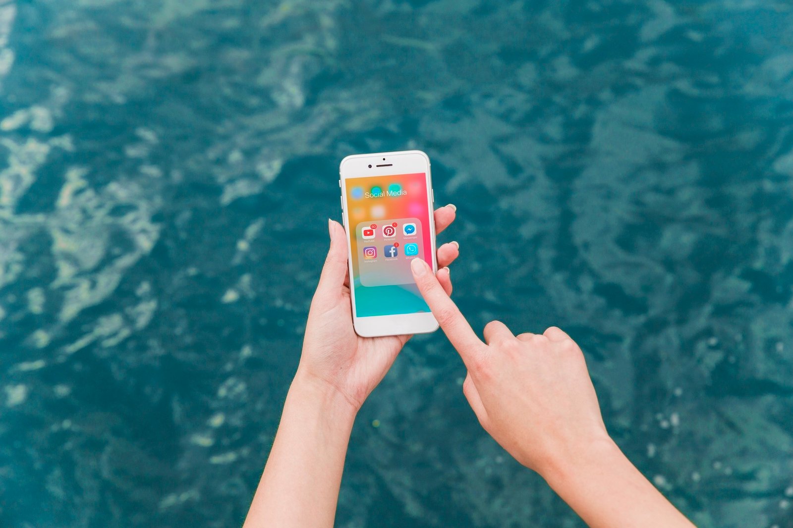 Celulares resistentes à água podem perder essa proteção com