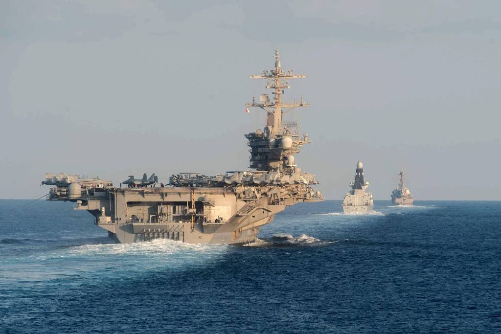 O porta-aviões USS Abraham Lincoln transitando pelo Estreito