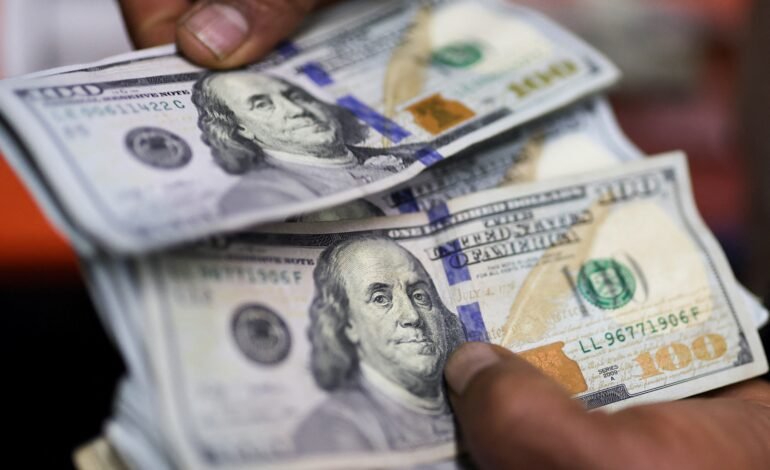 O dólar iniciou a sessão desta sexta-feira (13)