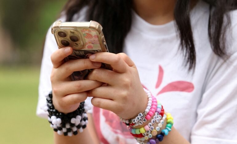 O governo do Reino Unido iniciou um teste com adolescentes