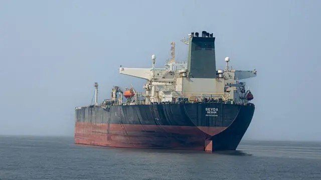 Estreito de Ormuz escoava mais de 20% do transporte global