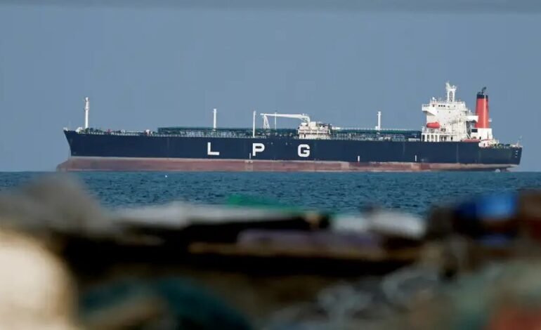 O Irã anunciou que permitirá a passagem de embarcações “não