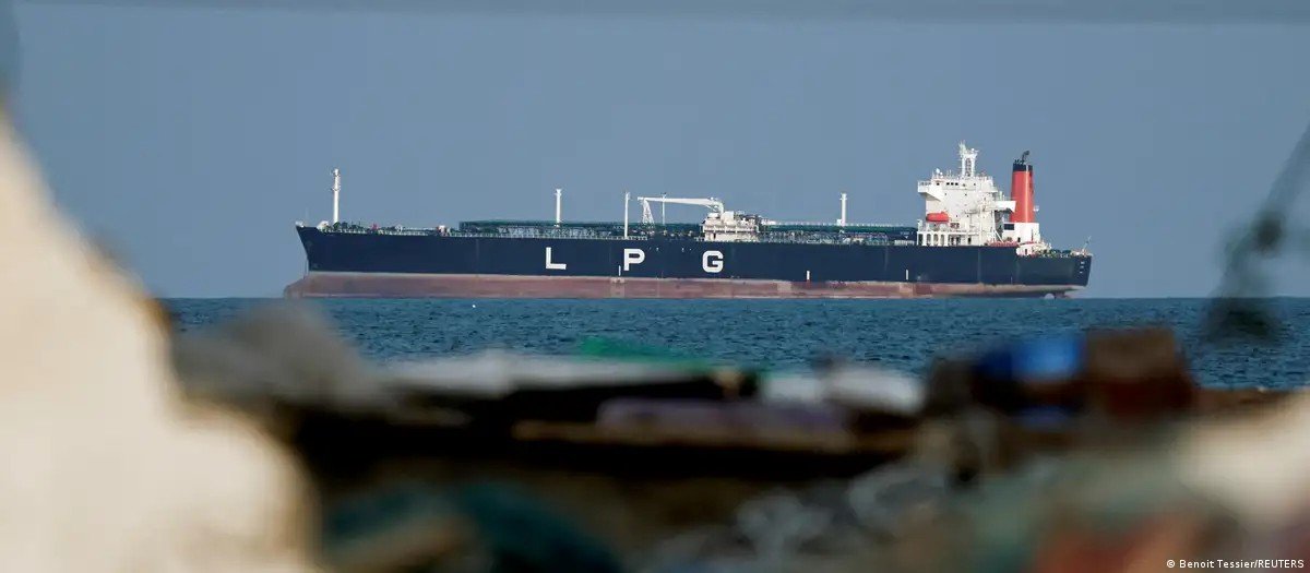 O Irã anunciou que permitirá a passagem de embarcações “não