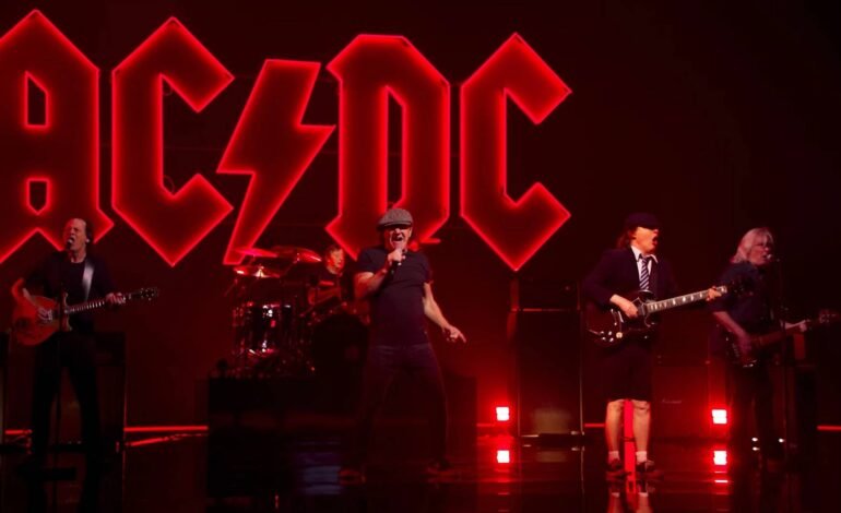 O guitarrista do AC/DC, Stevie Young, foi internado