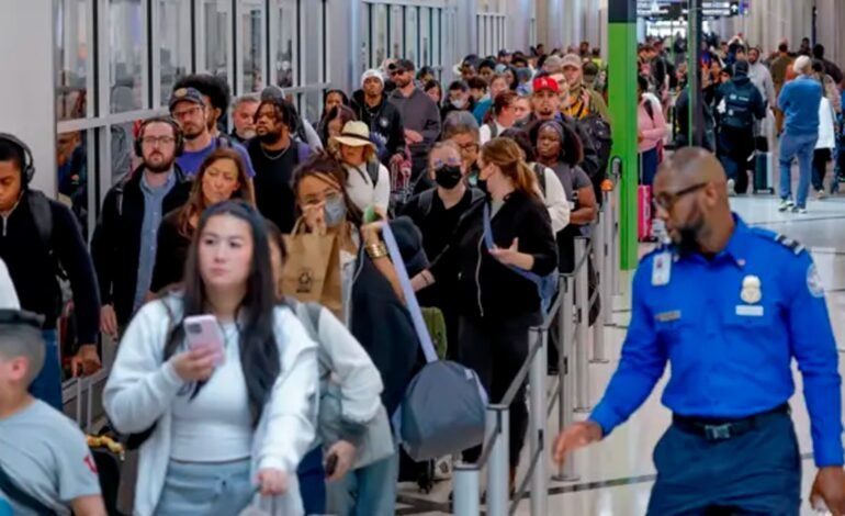 Passageiros enfrentam filas longas e atrasos em vários