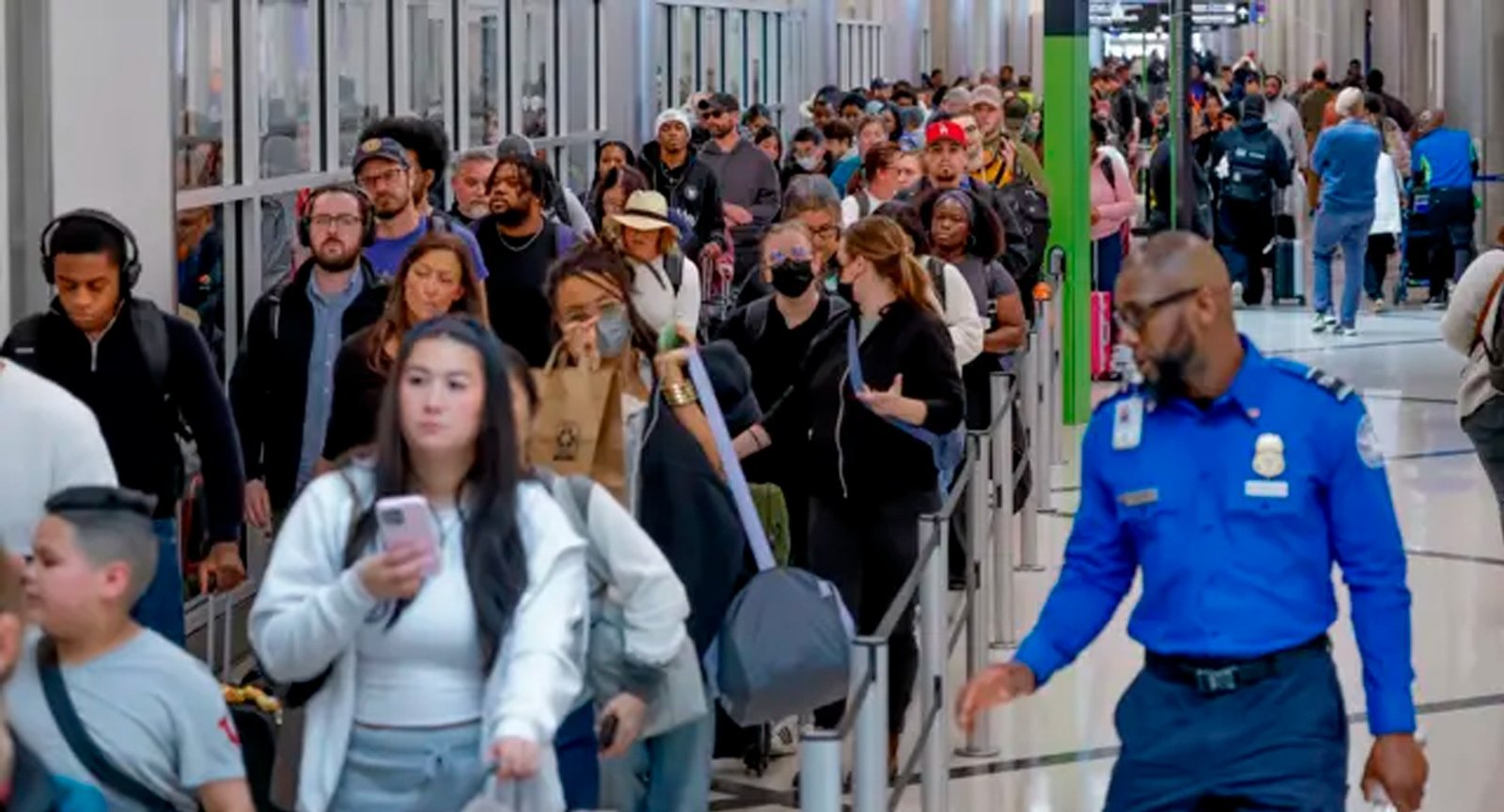 Passageiros enfrentam filas longas e atrasos em vários