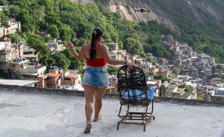 Vídeos de turistas posando em lajes da Rocinha