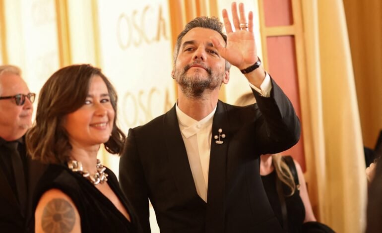 O ator Wagner Moura posou ao lado da esposa, Sandra
