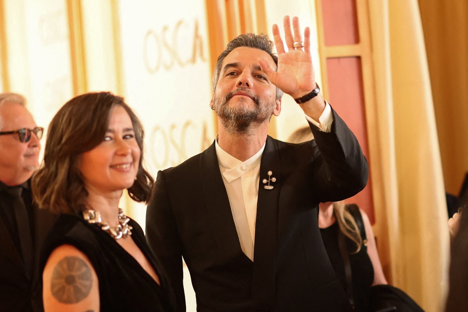 O ator Wagner Moura posou ao lado da esposa, Sandra