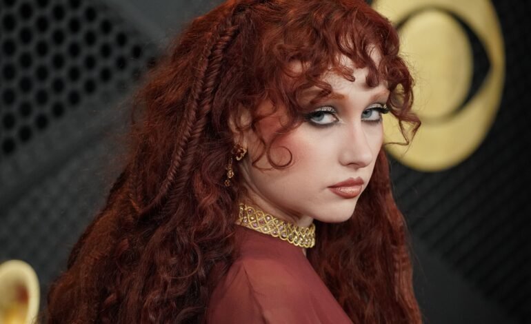 Chappell Roan no tapete vermelho do Grammy 2026