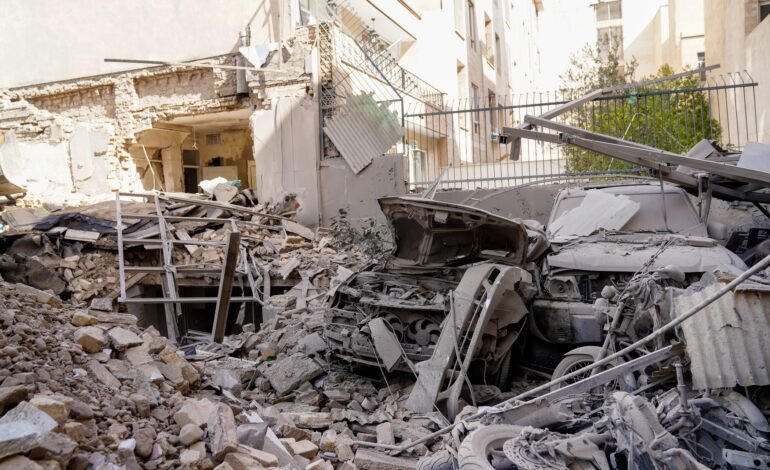 Duas fortes explosões atingiram Teerã na noite de