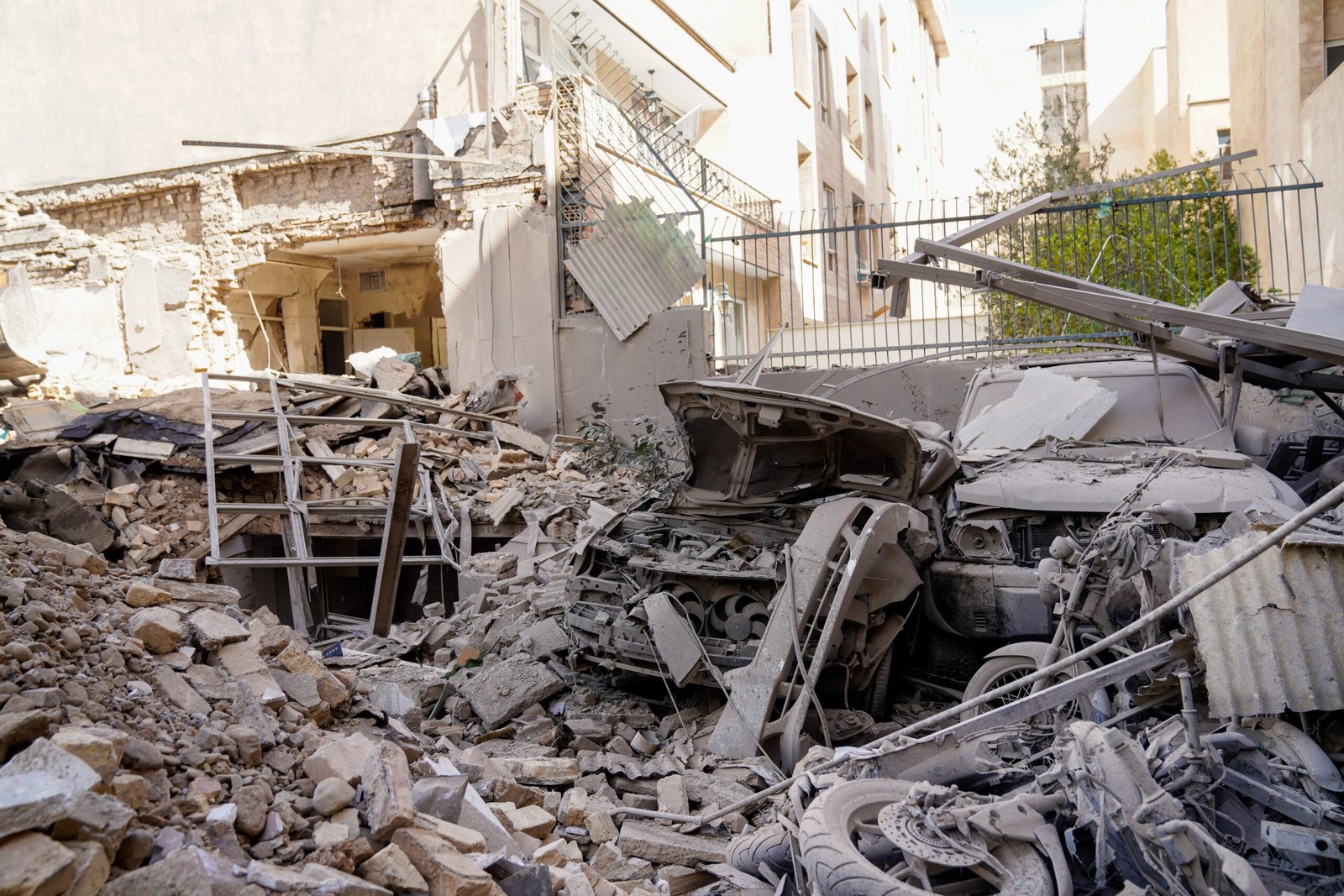 Duas fortes explosões atingiram Teerã na noite de