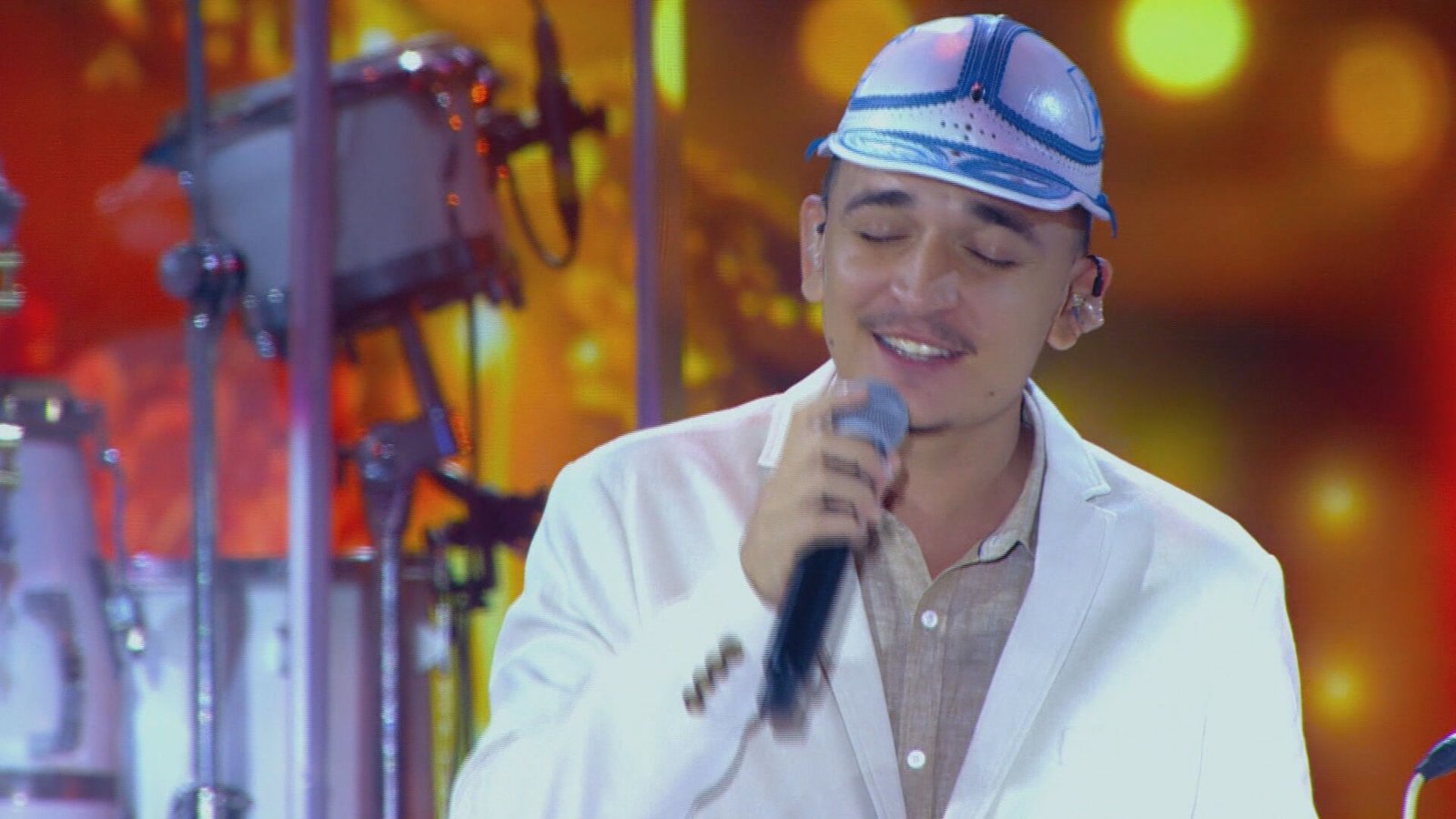 O artesão Irineu, de Salgueiro, no Sertão de Pernambuco, cri