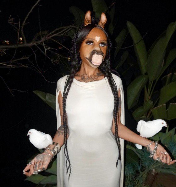 A DJ HorsegiirL, que se define como “metade humana, metade