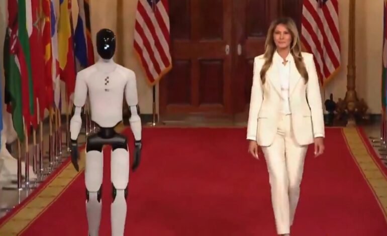 A primeira-dama dos Estados Unidos, Melania Trump, caminhou