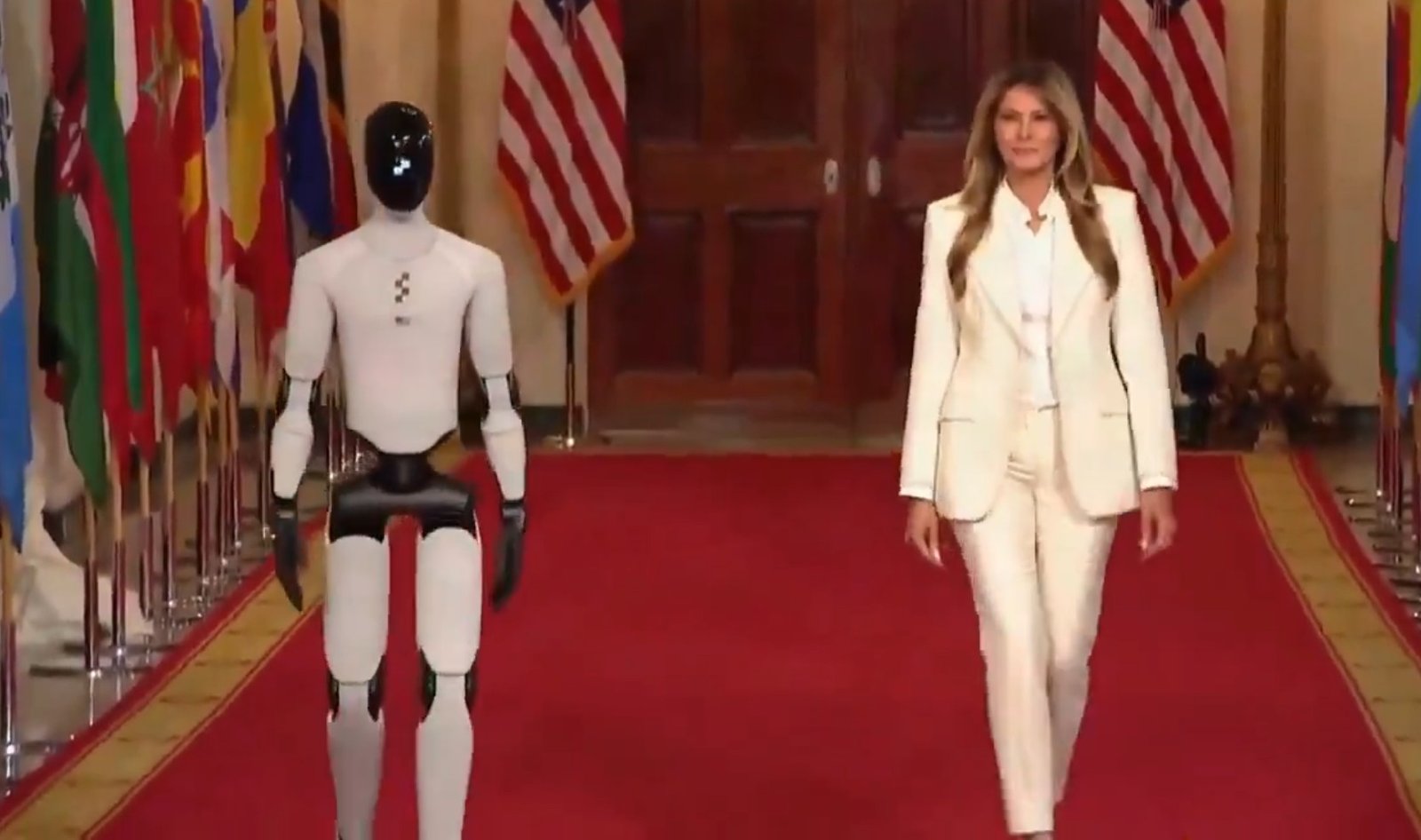 A primeira-dama dos Estados Unidos, Melania Trump, caminhou