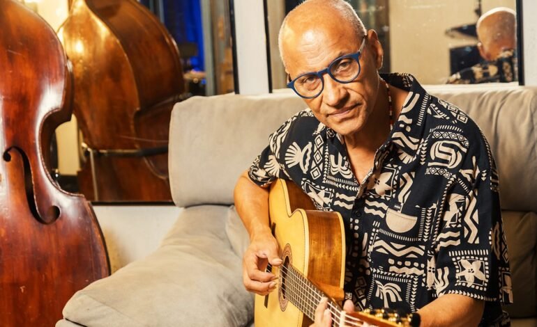 Aos 76 anos, o violonista Cláudio Jorge volta