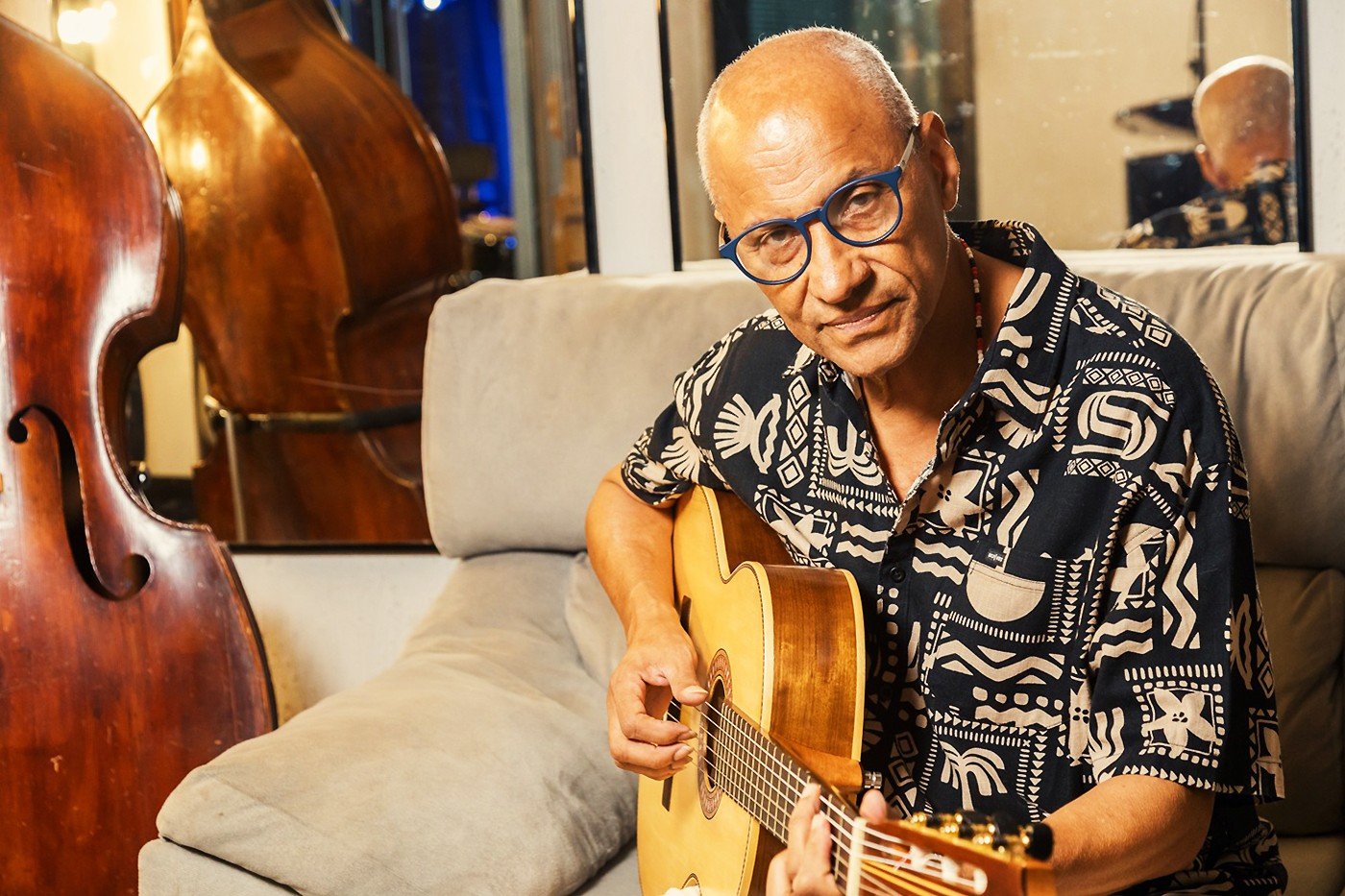 Aos 76 anos, o violonista Cláudio Jorge volta