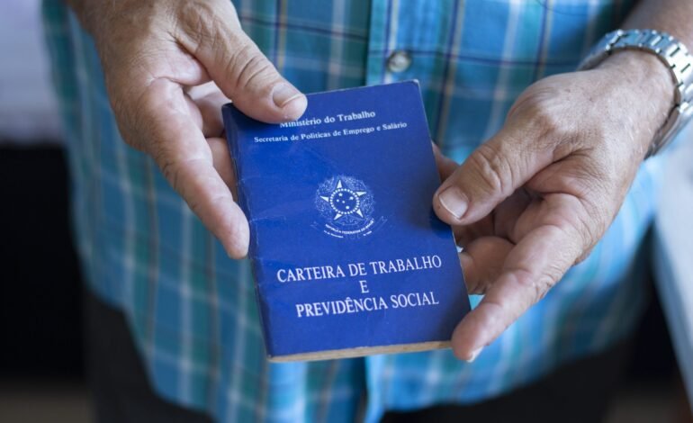 A taxa de desemprego no Brasil ficou em 5,4% no