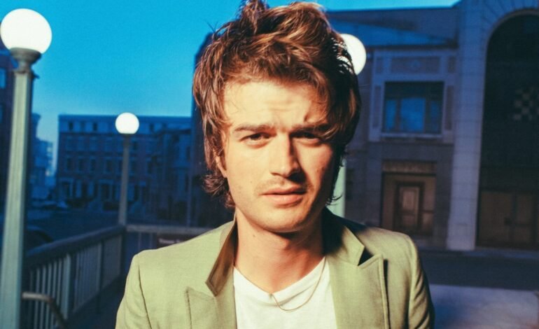 Joe Keery, ator conhecido pela série “Stranger Things”, é um