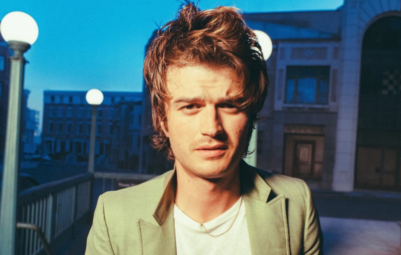 Joe Keery, ator conhecido pela série “Stranger Things”, é um