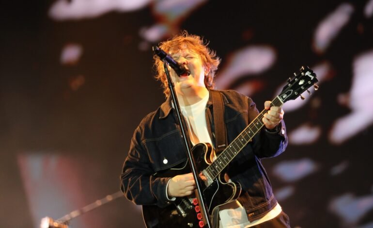 O cantor escocês Lewis Capaldi se apresentou no