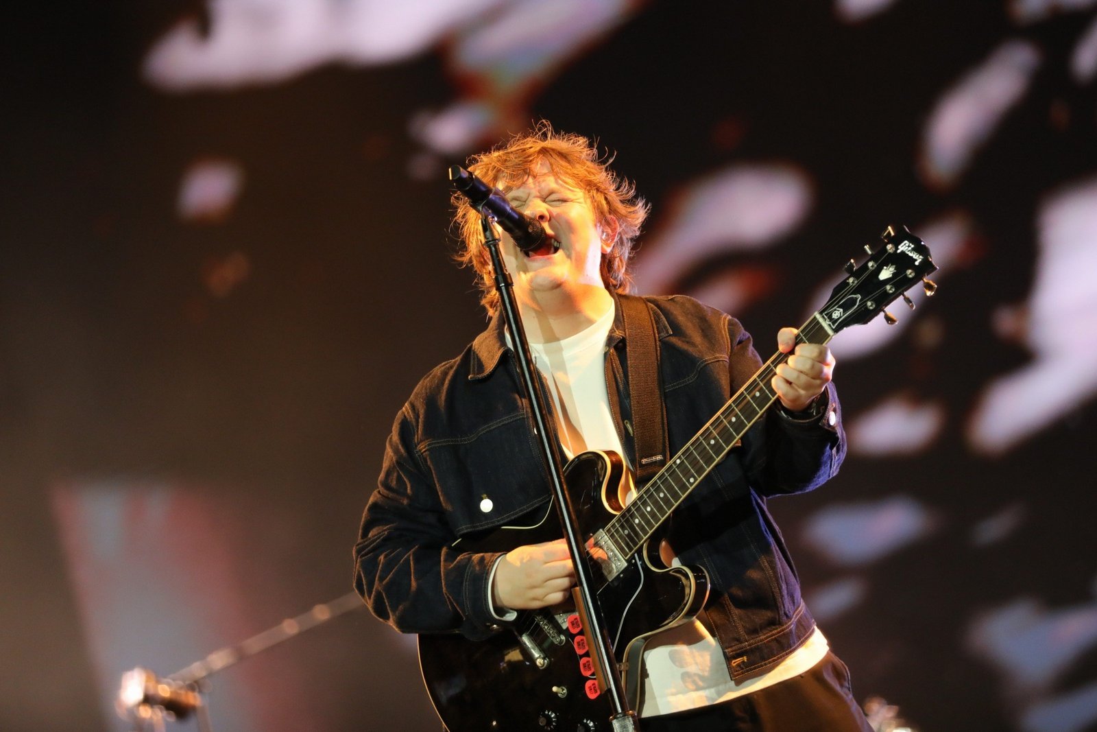 O cantor escocês Lewis Capaldi se apresentou no