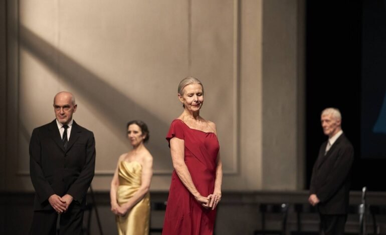 Nove bailarinos da montagem original de “Kontakthof”, peça