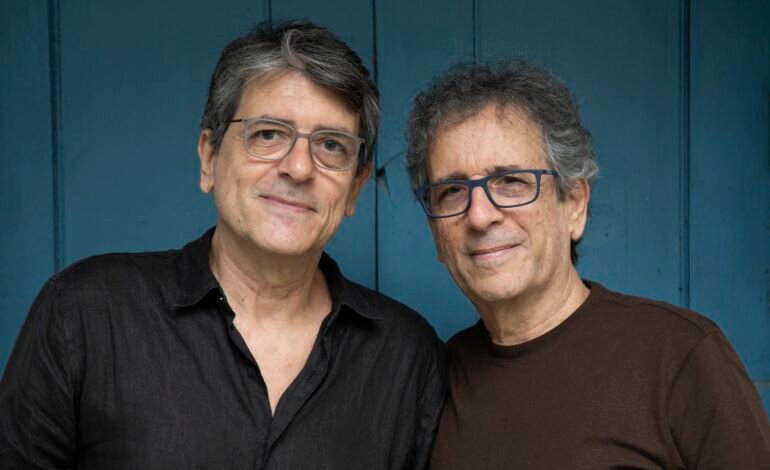 Os irmãos Chico e Mario Adnet lançaram o álbum “Falso