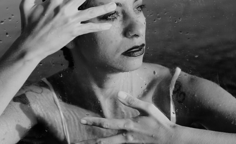 A cantora Julia Vargas lançará no dia 10 de abril