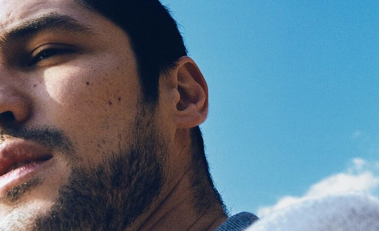 O ator Gabriel Leone lança seu primeiro álbum