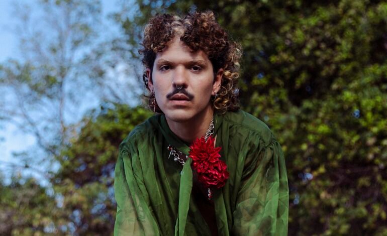 O cantor e compositor pernambucano Jáder lança em