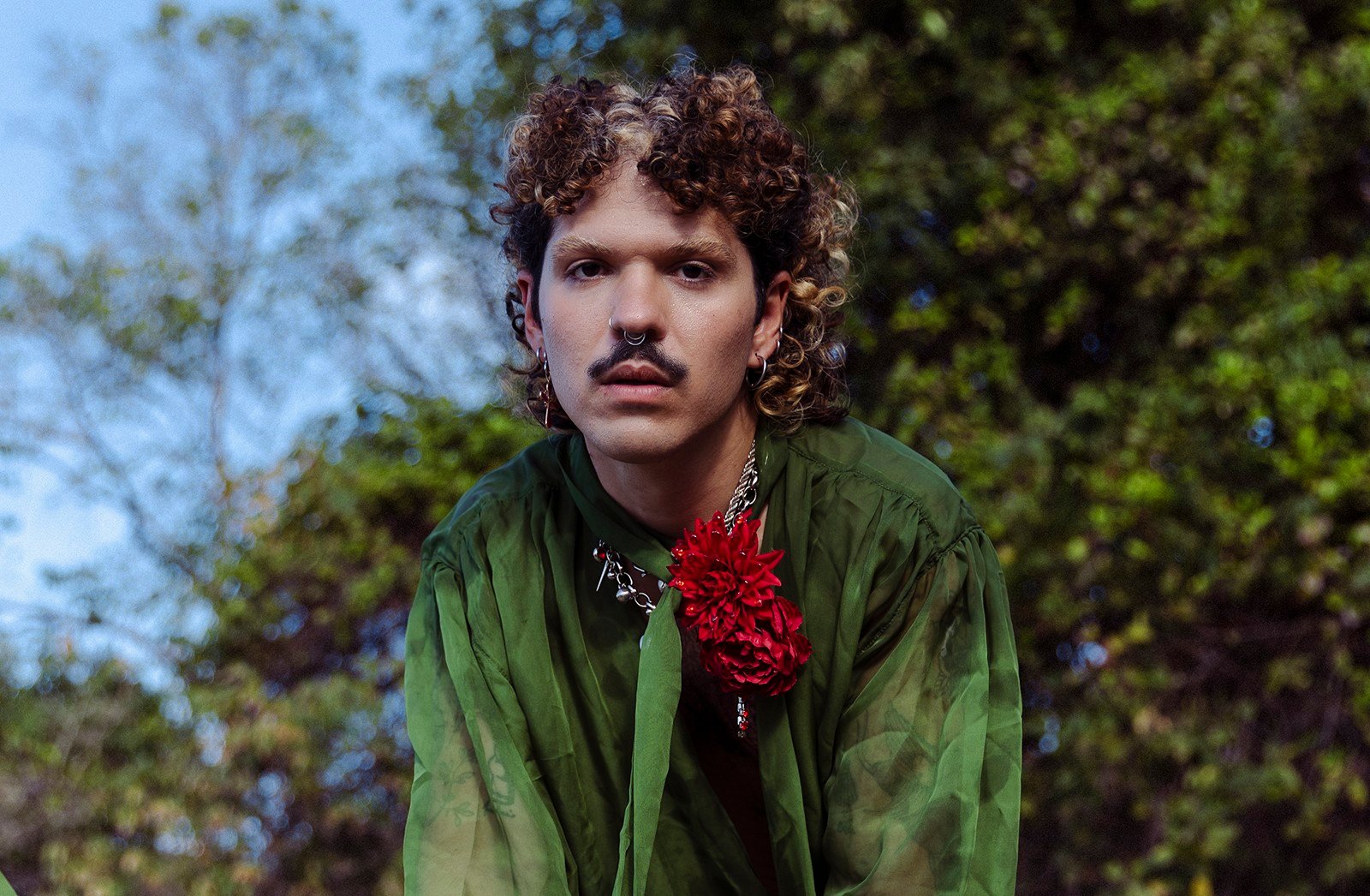 O cantor e compositor pernambucano Jáder lança em