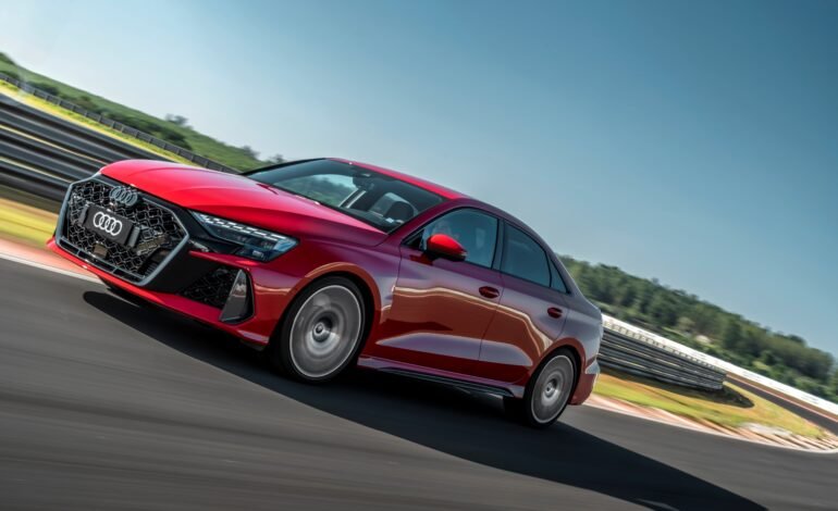 O Audi RS3 retornou ao Brasil em 2023 como o